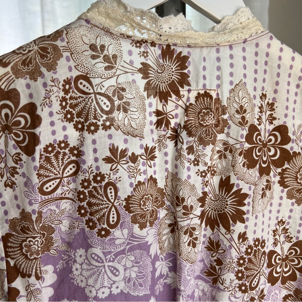 Sanctuary Lavender Cream Floral Graphic Ruched Blouse - Picture 6 of 8